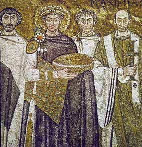 Джастиниан с Епископом Максимианом, духовенством, придворными, и солдатами. Мозаика. Равенна
