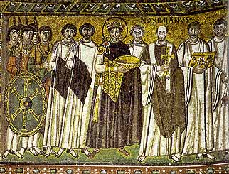 Джастиниан с Епископом Максимианом, духовенством, придворными, и солдатами. Мозаика. S. Vitale, Равенна