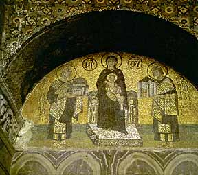 Богоматерь и младенец с Джастинианом и Константином, начало 10-го века. Мозаика вестибюля. Св. София, Стамбул